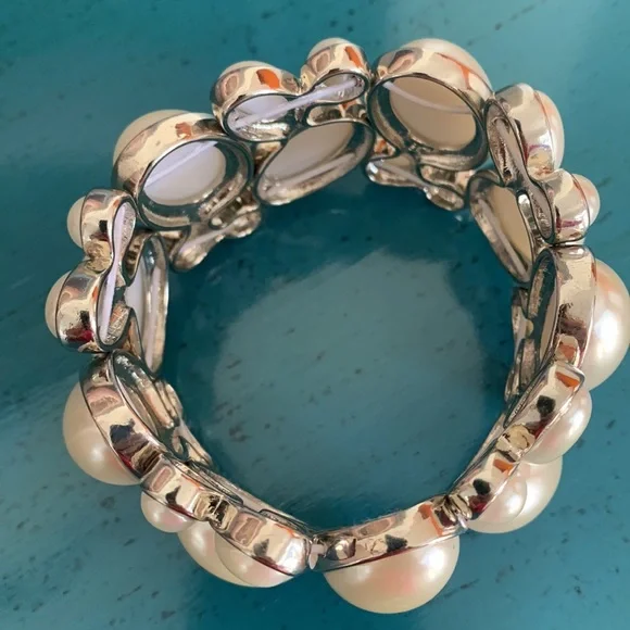Banana Republic stunning pearl and silver stretch elastic cuff bracelet. - Picture 5 of 7